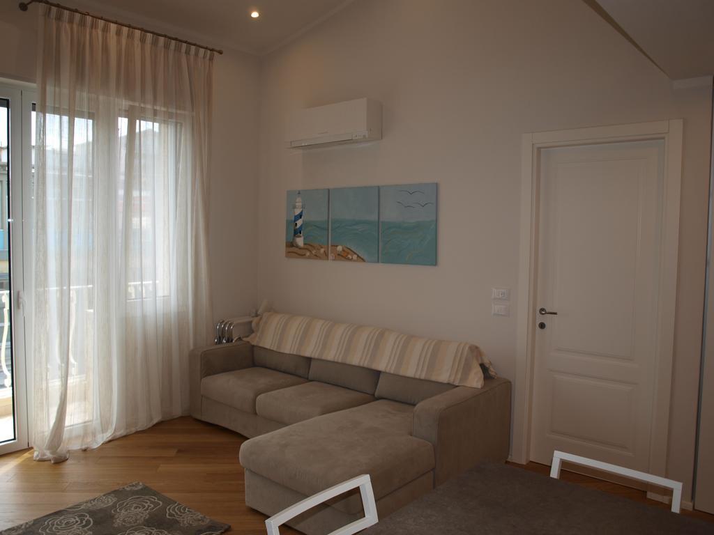Il Pontile Holidays Apartment 马里纳-迪-皮特拉桑塔 客房 照片